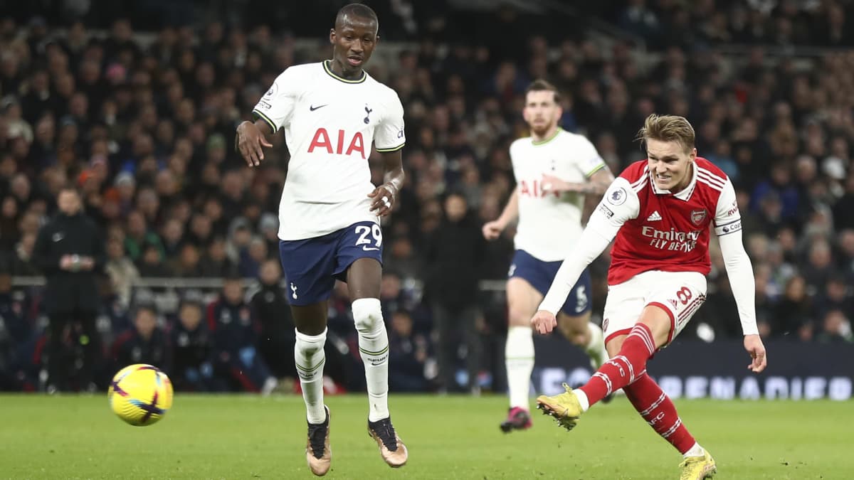 Martin Ödegaard laukoo 2–0-maalin Lontoon paikallispelissä Tottenhamia vastaan 15.1.2023. Arsenal voitti 2–0.