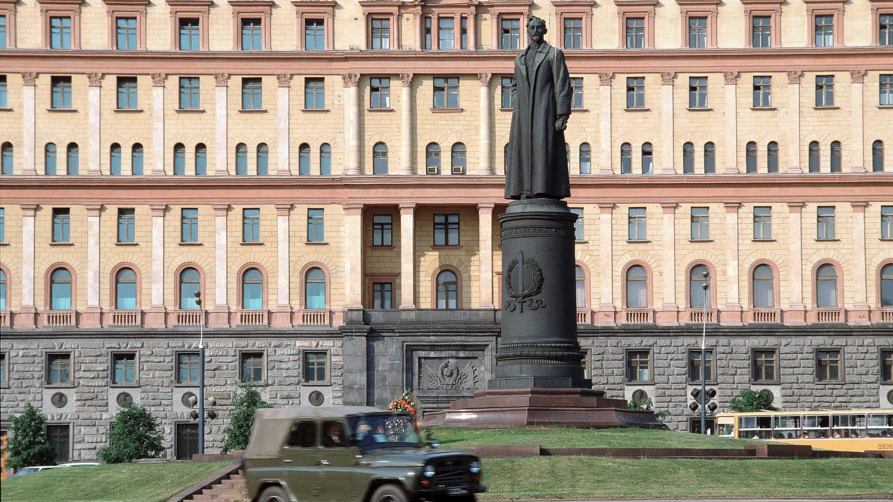 Dzeržinskin patsas seisoo jalustalla aukion keskellä. Takana näkyy Neuvostoliiton turvallisuuspalvelun päämaja.
