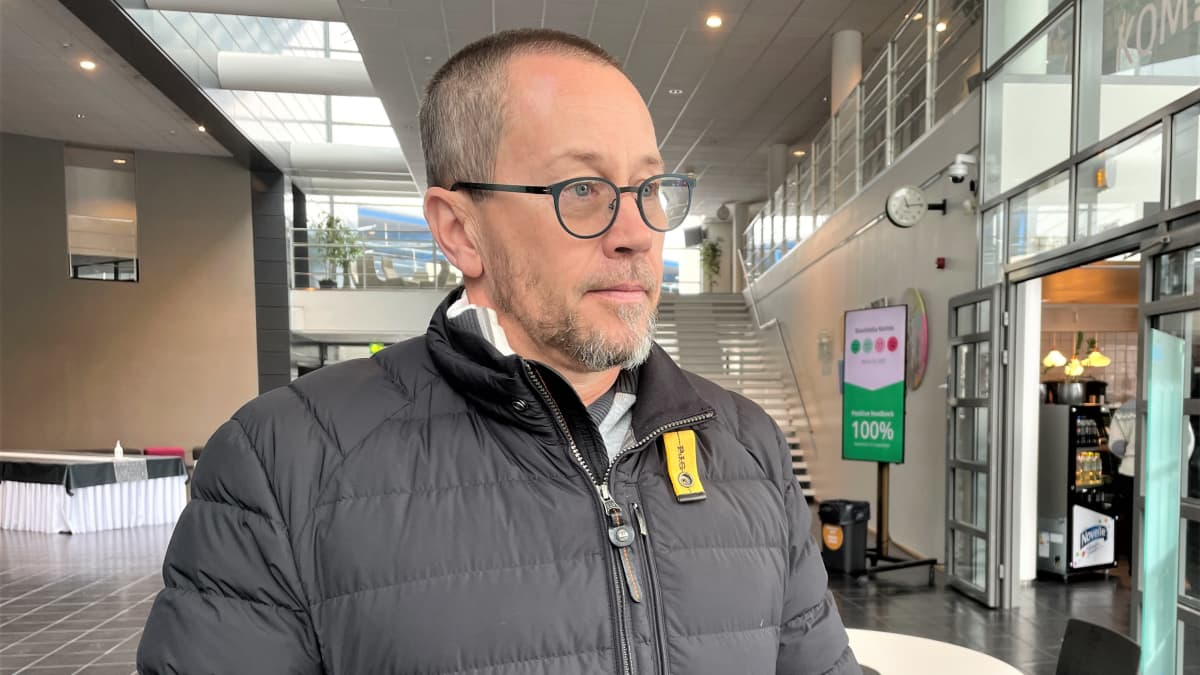 Klaus Viljanmaa Seinäjoelta seisoo haastateltavana. 