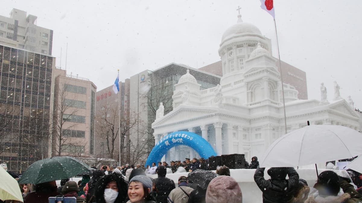 Lumesta veistetty Helsingin tuomiokirkko Sapporossa