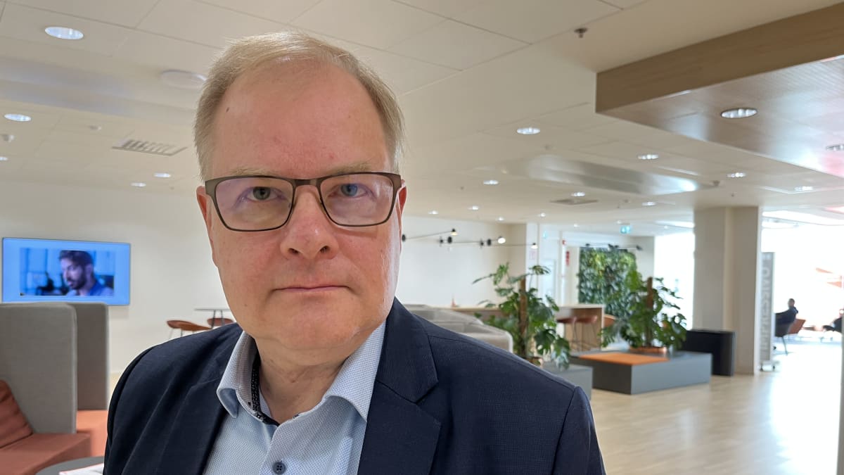 ABB:n toimitusjohtaja Pekka Tiitinen katsoo kameraan.