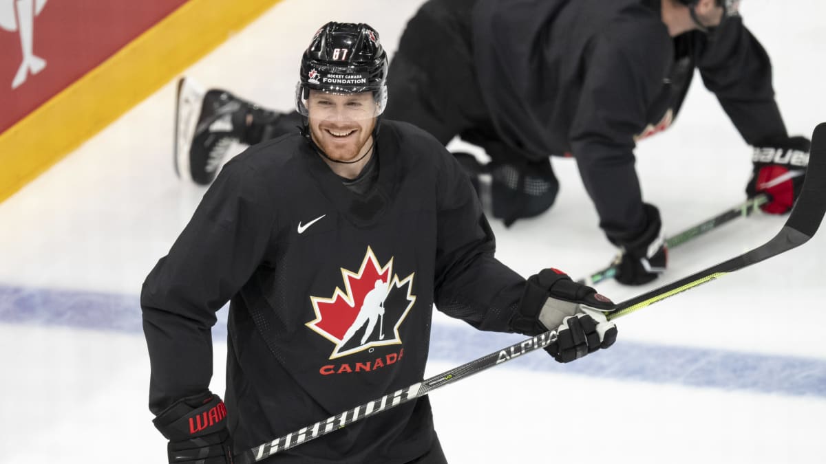 Kanadan hyökkääjä Lawson Crouse harjoituksissa jääkiekon MM-kisoissa 2023.