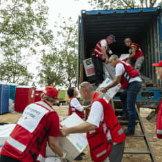 Röda korsets hjälparbetare tömmer en lastbil med förnödenheter i Bangladesh