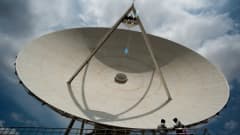 Satellitantenn som monterats utanför Bangalore, Indien