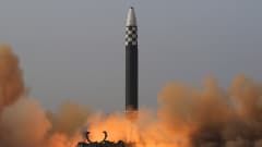 Nordkorea testade för första gången på fem år den interkontinentala missilen Hwasong-17, som kan nå Nordamerika.