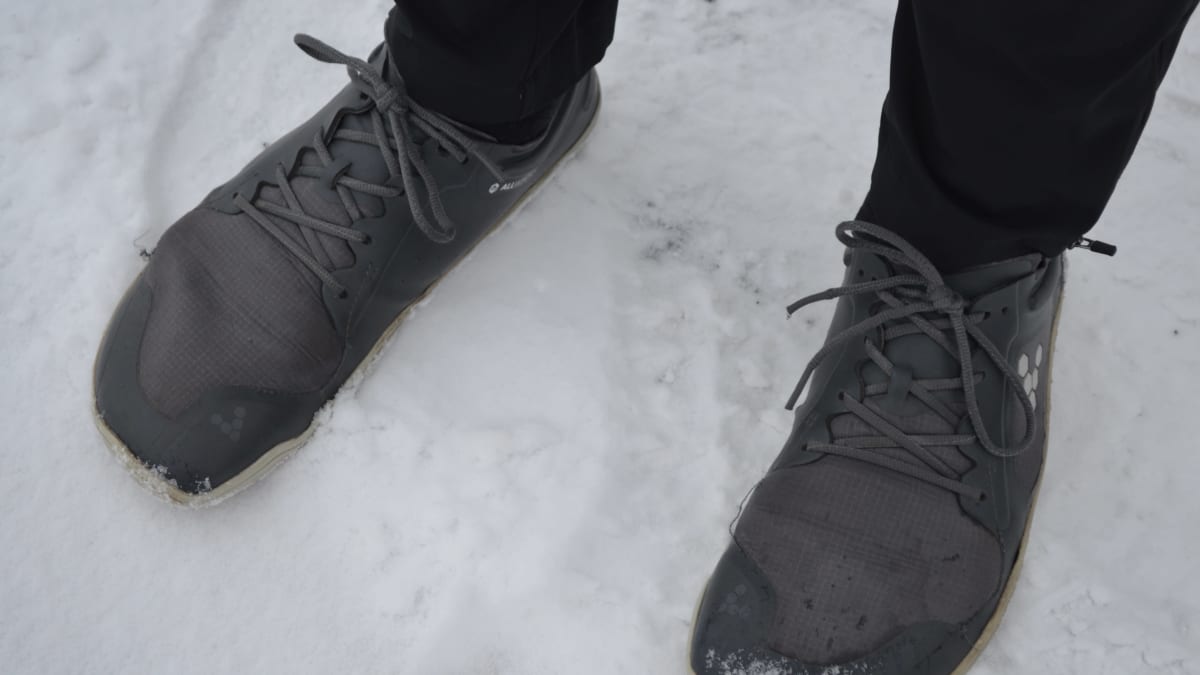 Paljasjalkakengät jalasjärveläisen Joni Hulkon jalassa lumihangessa.