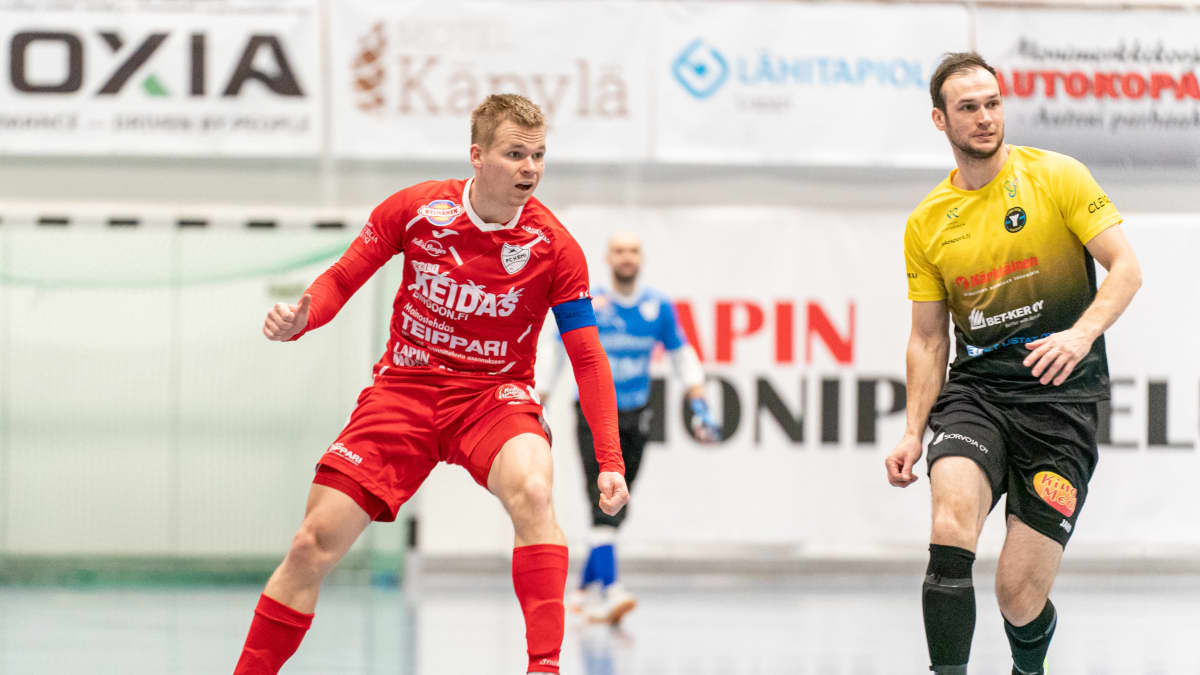 Kuvassa FC Kemin futsal-liiga joukkueen pelaaja Tuukka Pikkarainen punaisessa peliasussa.