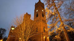 Kuvassa on Vaasan kirkko oranssiksi valaistuna.