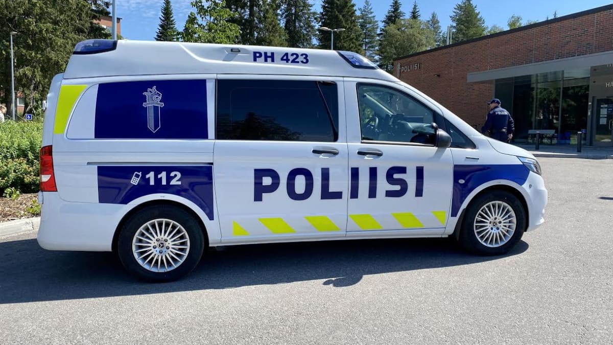 Hämeen poliisille ensimmäisenä Suomessa luovutettu täysin sähköinen partioauto.