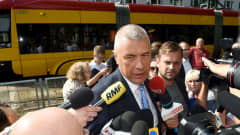 Puolalainen jurusti Roman Giertych lehdistön ympäröimänä Varsovassa v. 2017.