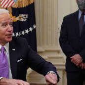 Johtava tartuntatautiasiantuntija Anthony Fauci oli mukana Valkoisen talon tilaisuudessa, missä presidentti Joe Biden allekirjoitti tukun korona-asetuksia. 
