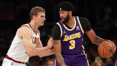 Clevelandin Lauri Markkanen puolustaa LA Lakersin Anthony Davisia NBA-koripallo-ottelussa.