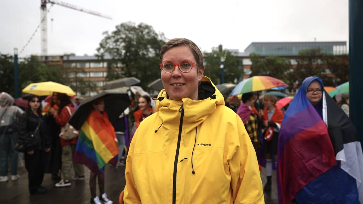 Kansanedustaja (vas.) Merja Kyllönen Oulun Pridessa.