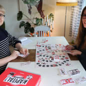 akatemiantutkija Hanna Kuusela ja kustannustoimittaja Tuukka Tuomasjukka pelaavat Kapital-lautapeliä.