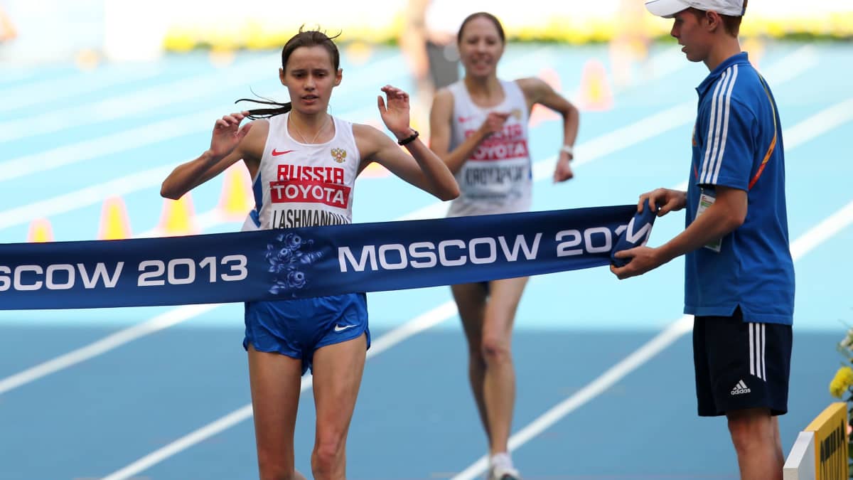 Jelena Lashmanova ja Anisja Kirdjapkina ottivat kaksoisvoiton vuoden 2013 Moskovan MM-kisojen 20 kilometrin kävelyssä. Molemmat ovat sittemmin menettäneet mitalinsa dopingkäryn myötä. Lashmanovan tapauksessa puhutaan kahdesta kärystä.