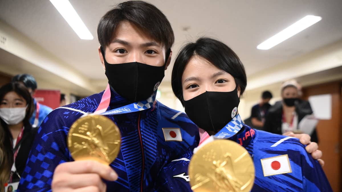 Uta ja Hifumi Abe poseeraavat olympiakultamitaliensa kanssa.
