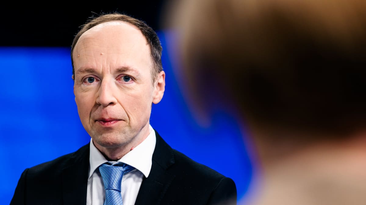Jussi Halla-aho televisiostudiossa.