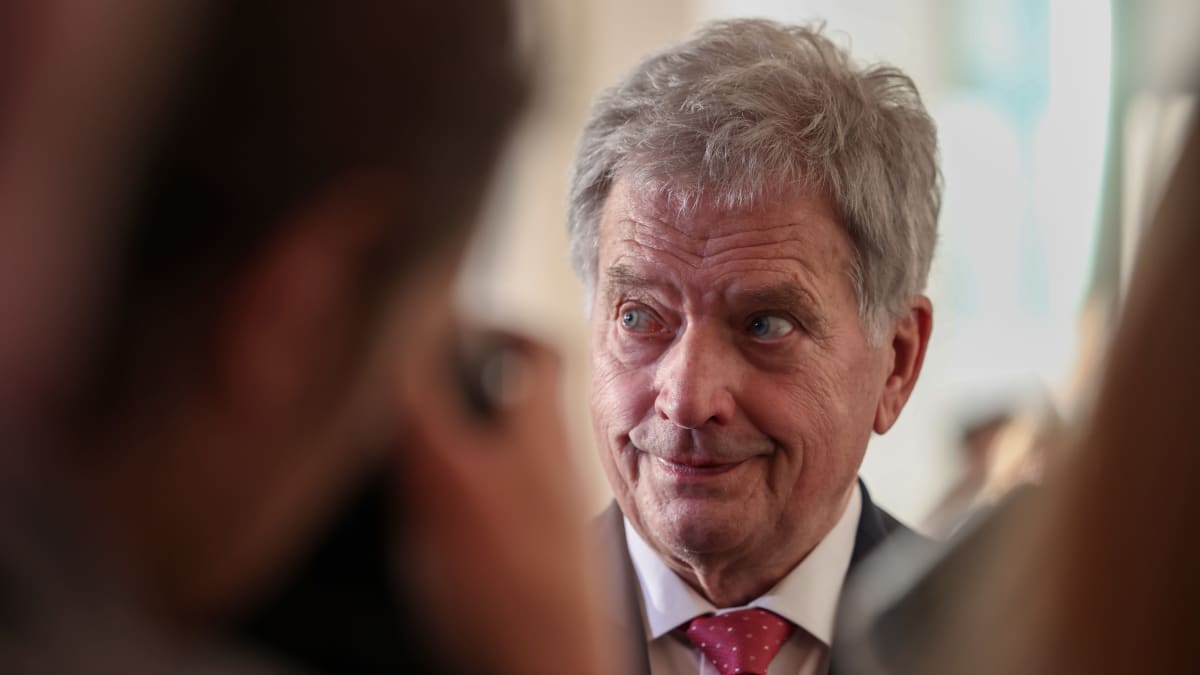 Sauli Niinistö ja puoliso Jenni Haukio ottavat vastaan perinteiset joulutervehdykset Mäntyniemessä.