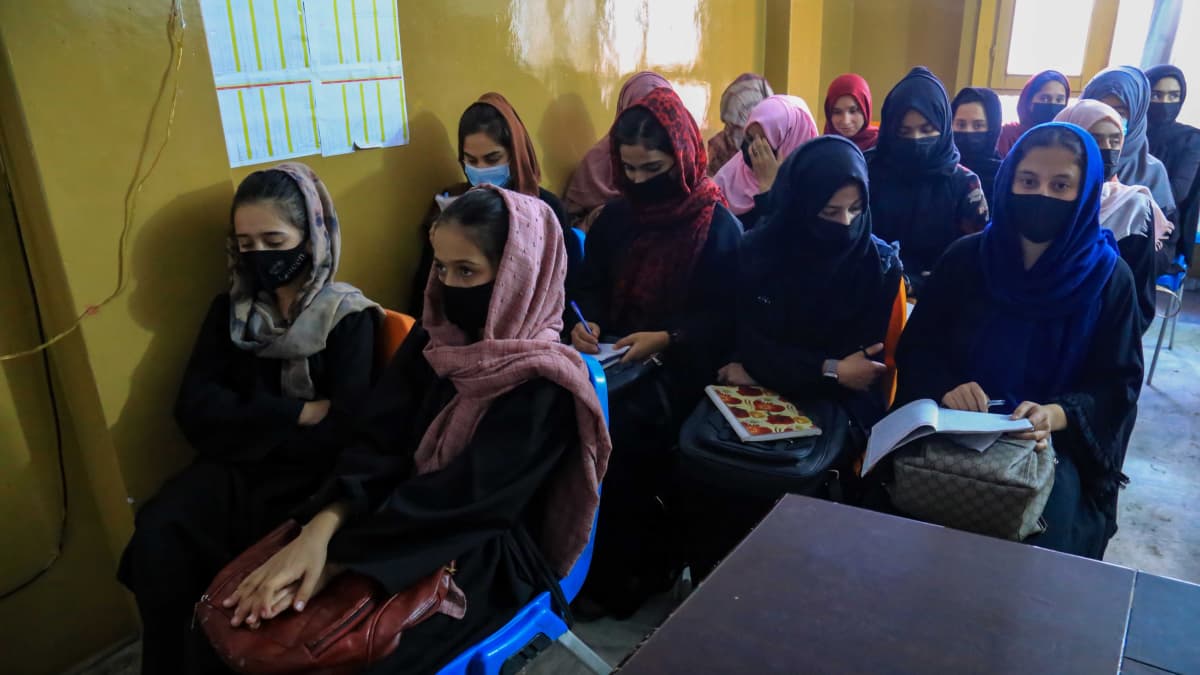 Kuvassa on afganistanilaisia koulutyttöjä,jotka opiskelevat yksityisessä koulussa Kabulissa. 