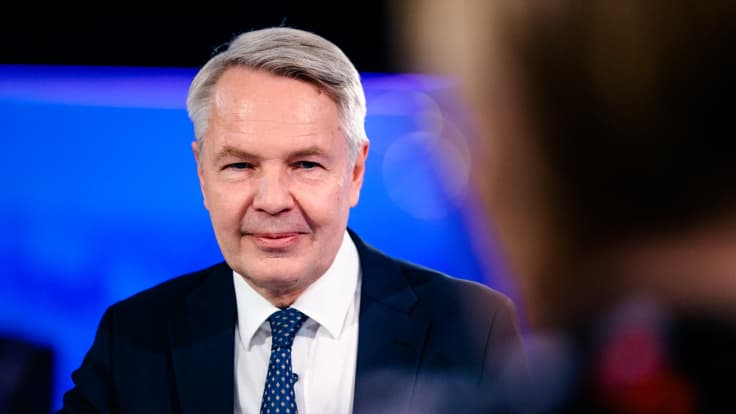 Pekka Haavisto Ykkösaamun studiossa.