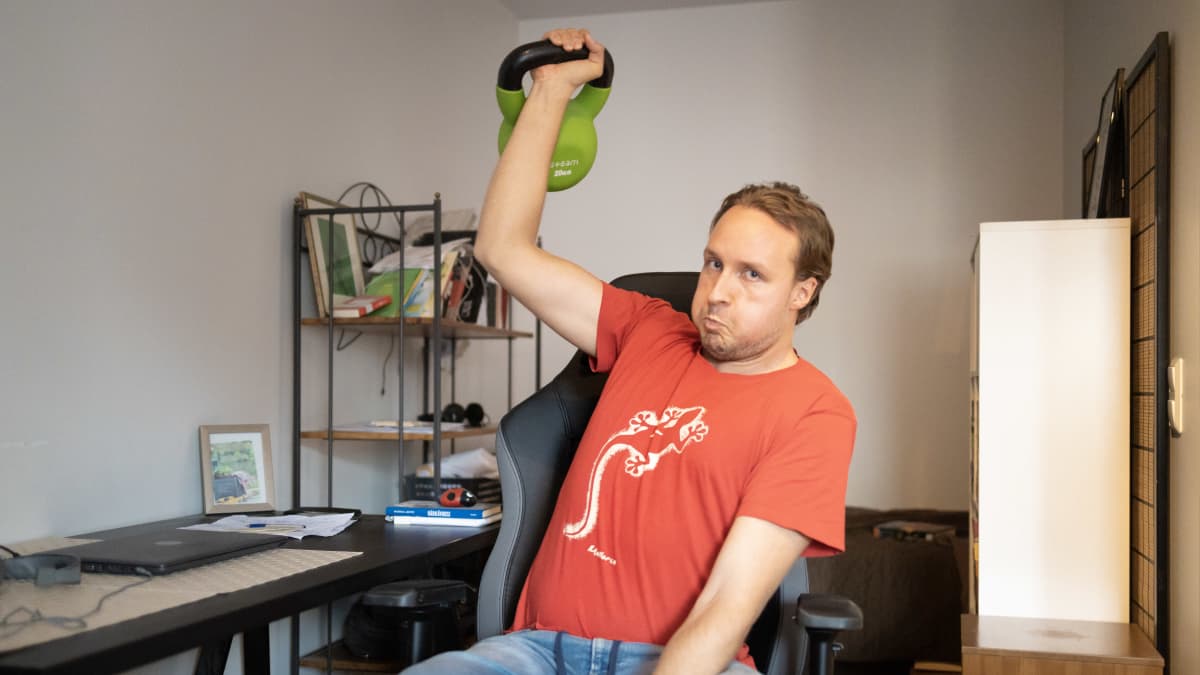 Yksi Kirjolla-sarjan päähenkilöistä Topi Borg voimailee kahvakuulalla.  