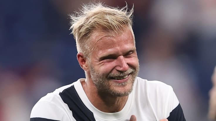 Paulus Arajuuri på planen efter matchen mot Belgien i fotbolls-EM.