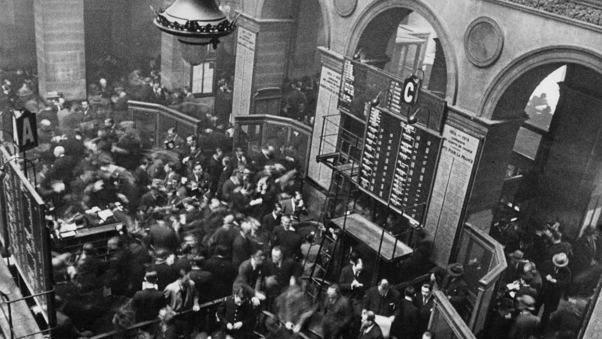 Ihmishyörinää Pariisin pörssissä 1930-luvulla, historiallinen kuva.