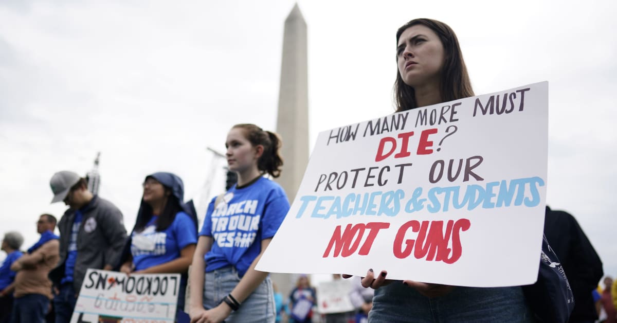 ”Äänestäkää heidät ulos”, huusi väkijoukko Washingtonissa – tuhannet mielenosoittajat vaativat tiukennuksia aselakeihin Yhdysvalloissa
