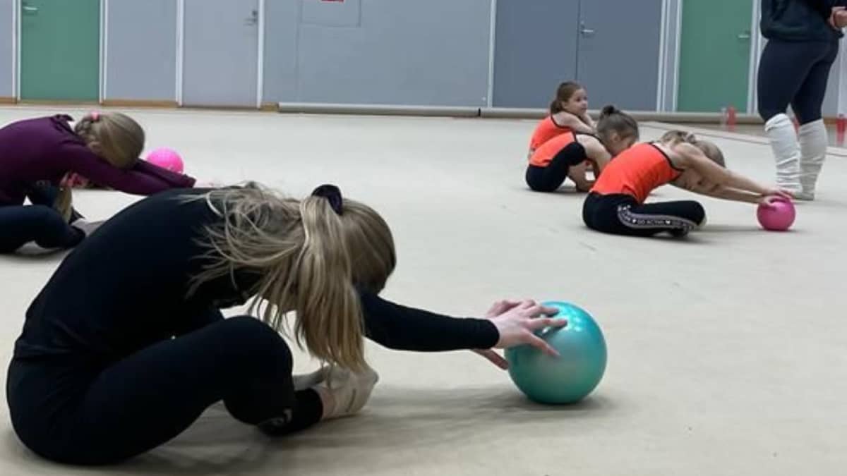 Kuvassa valmentaja Alisa Karukannas ja Voimisteluseura Mariposan voimistelijoita harjoittelemassa.