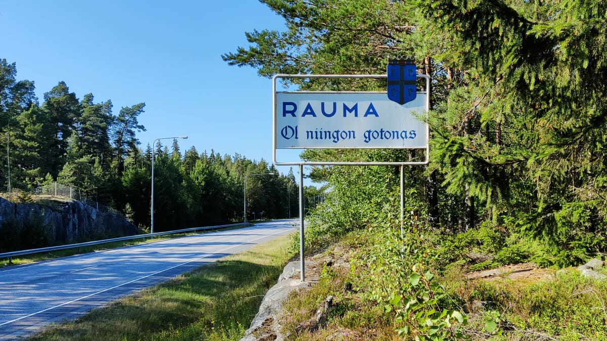 Valtatien varressa kyltti, jossa lukee "Rauma - ol niingo gotonas".