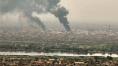Kaksi savupatsasta nousee keskeltä Sudanin pääkaupunki Khartumia