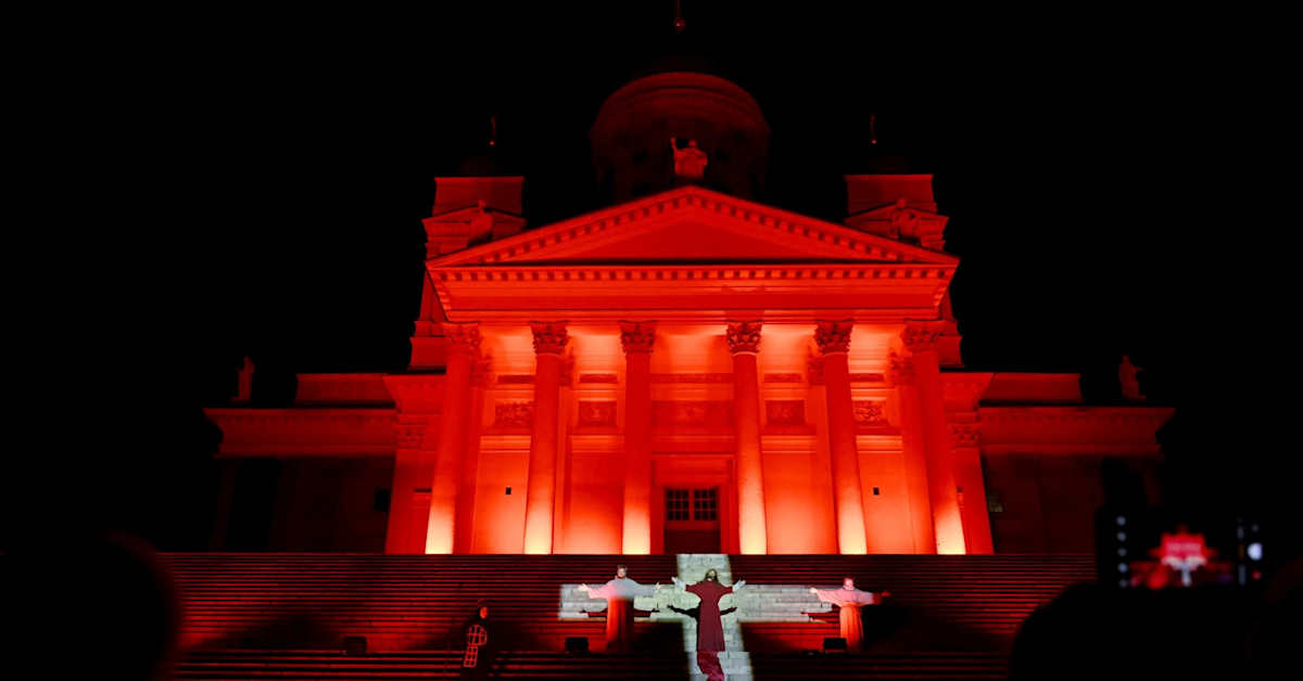 Pääsiäisnäytelmä Via Crucis esitetään tänään Helsingissä Senaatintorilla