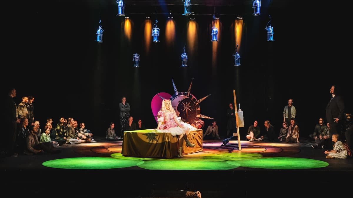 Ooppera Cavalleria rusticanaa harjoitellaan Åbo svesnka teaterin lavalla.