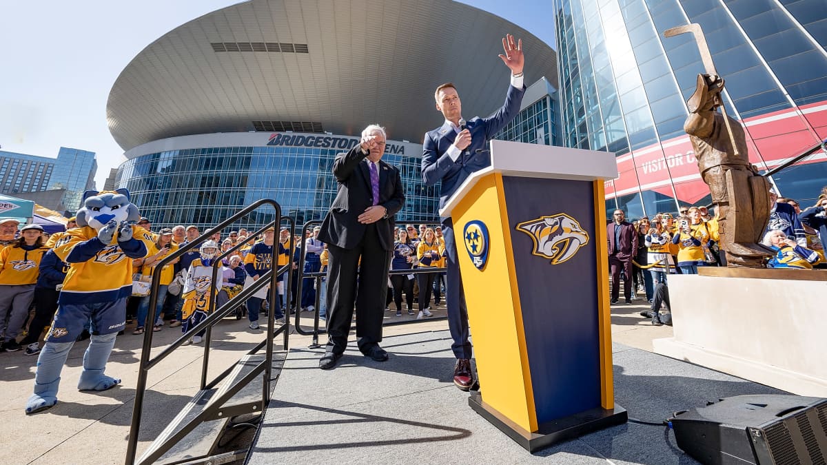 Pekka Rinne tervehtii yleisöä Rinteen patsaanjulkistustilaisuudessa Nashvillessa maaliskuussa 2023.