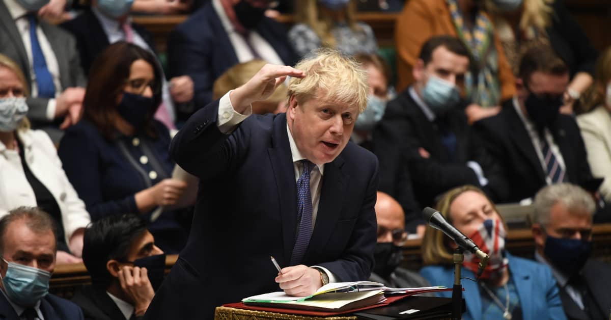 Kosteat koronajuhlat koitumassa kalliiksi – Britannian pääministerin Boris Johnsonin ura vaakalaudalla