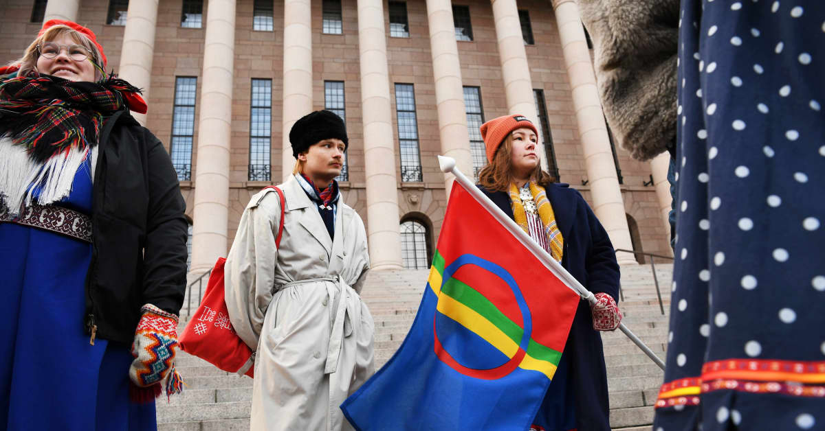 Eduskuntatalon eteen kokoontui satoja ihmisiä mielenosoitukseen saamelaisten oikeuksien puolesta: ”Syvästi turhautuneelta tuntuu olla taas näillä rappusilla”
