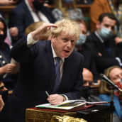 Boris Johnson pyysi parlamentilta anteeksi