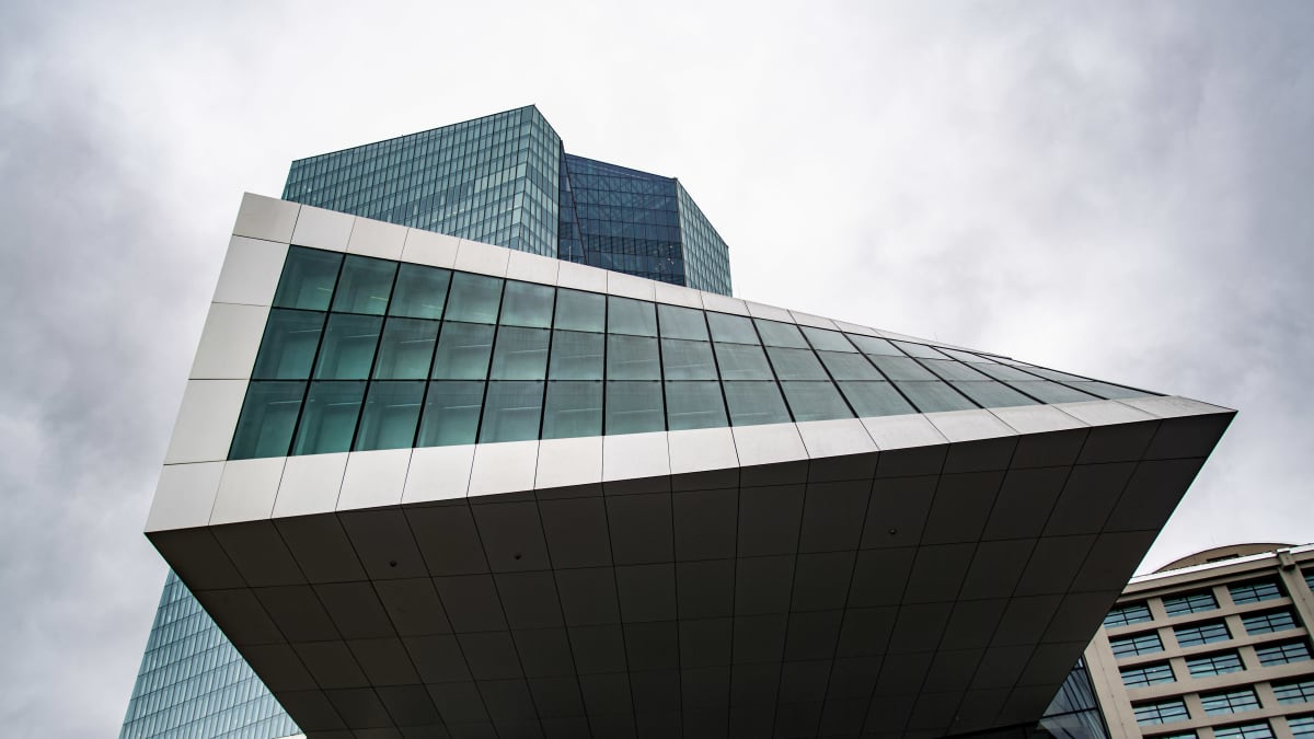 Euroopan keskuspankin päärakennuksen julkisivu Frankfurtissa.