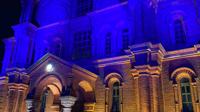 uspenskin katedraali ukrainan väreissä