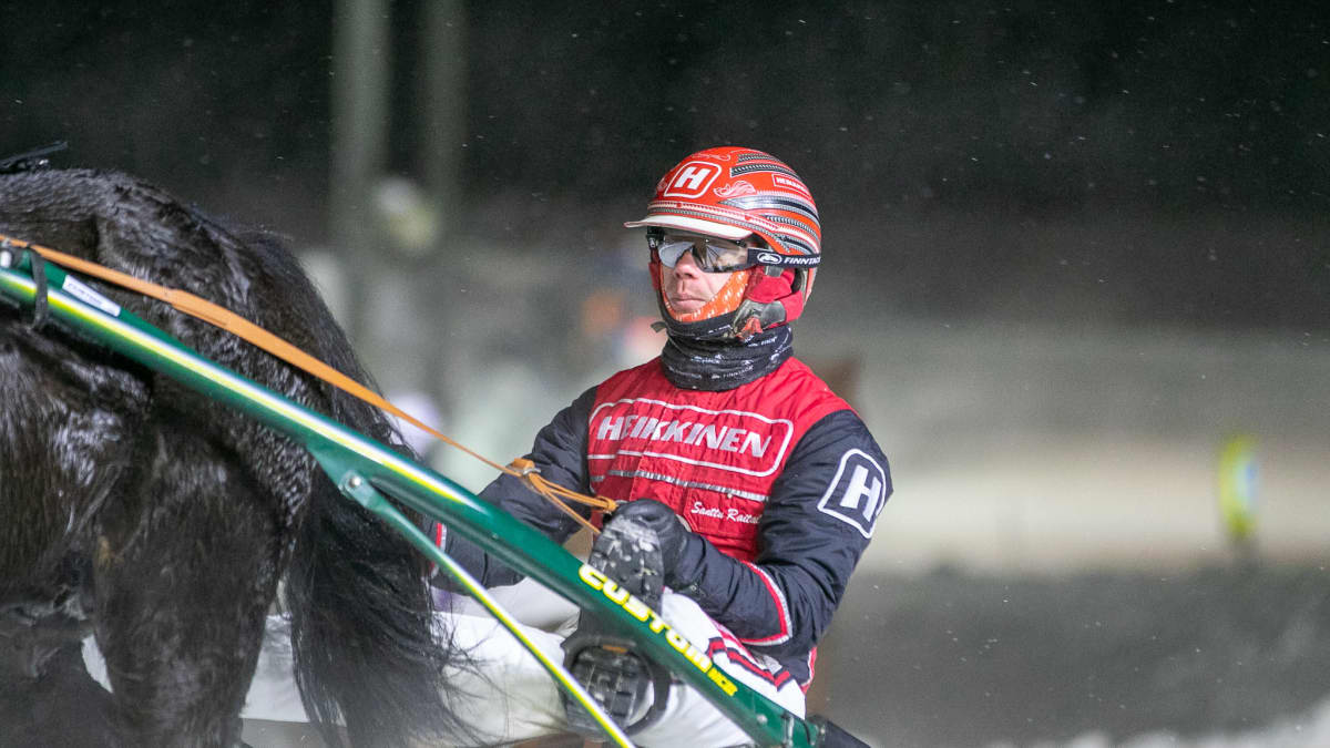 Santtu Raitala ohjaksissa. Kauden 400. ravivoitto plakkarissa. 