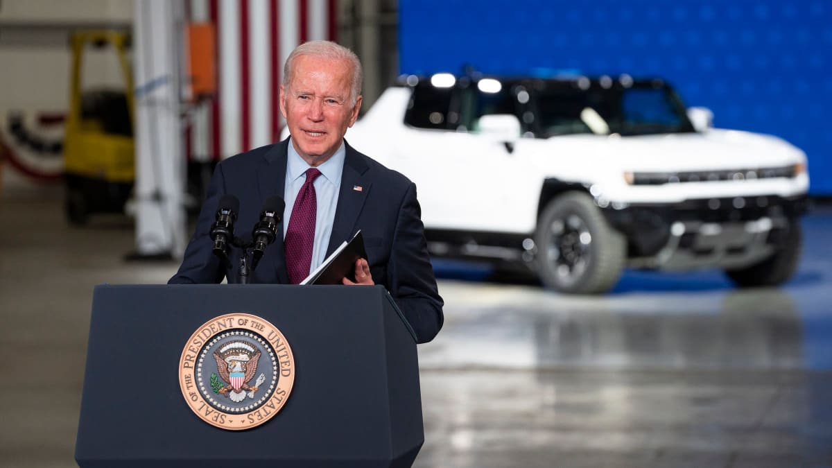 Presidentti Joe Biden puhuu sähköajoneuvojen tulevaisuudesta General Motors Factory ZEROn avajaisissa Detroitissa, Michiganissa 17. marraskuuta 2021.