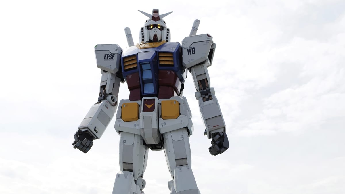 En 18 meter hög Gundam-figur i en park i Tokyo.