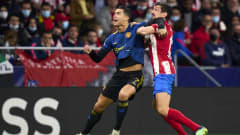 Atletico Madridin Stefan Savic yrittää pitää Unitedin Cristiano Ronaldon aisoissa avausosassa 23.2.2022.