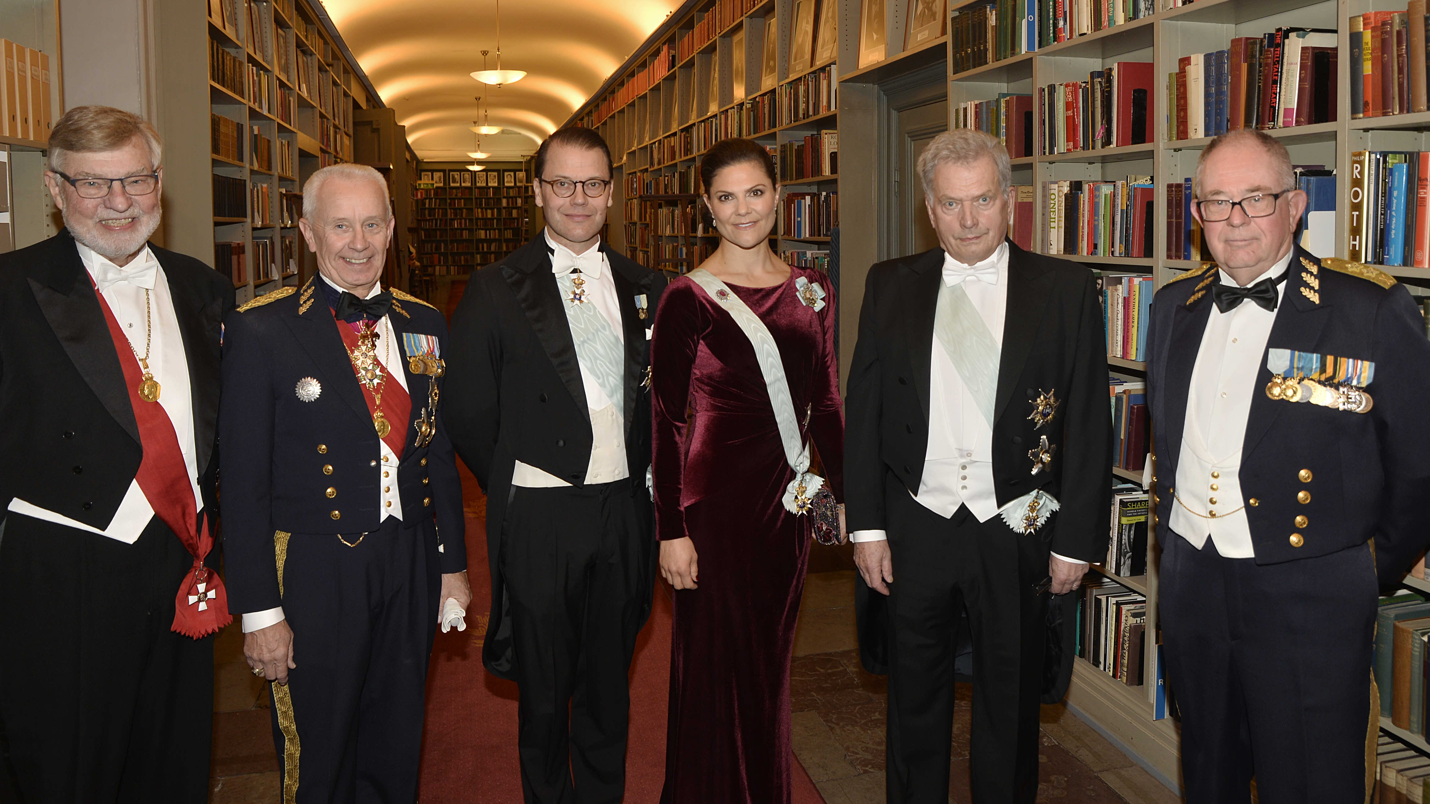 Tasavallan presidentti Sauli Niinistö seisoo Ruotsin kruununprinsessa Victorian ja prinssi Danielin kanssa muiden arvovieraiden joukossa juhlatilaisuudessa. 