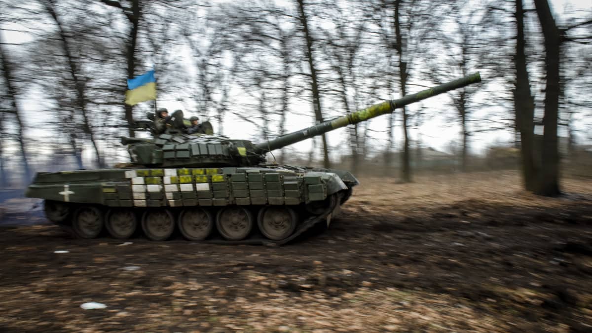 Ukrainalainen T-72-panssarivaunu liikkuu puiden läpi Donetskin alueella, Itä-Ukrainassa, 18. tammikuuta 2023.