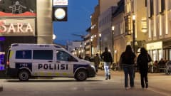 Poliisi valvoo Oulun keskustassa