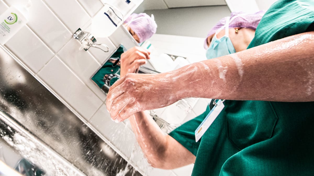 Leikkaussalihoitaja Carita pesee käsiään ennen leikkaussaliin menoa.