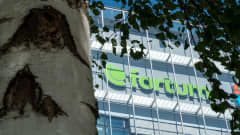 Fortumin vihreä logo pääkonttorin ulkoseinässä.