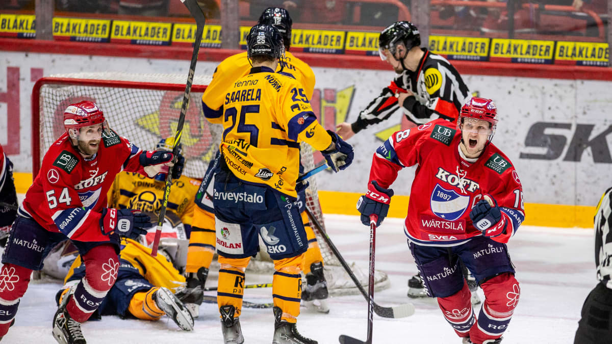 HIFK:n Sebastian Dyk ja Teemu Tallberg tuulettavat jatkoerämaalia, joka merkittiin Otto Paajaselle. 