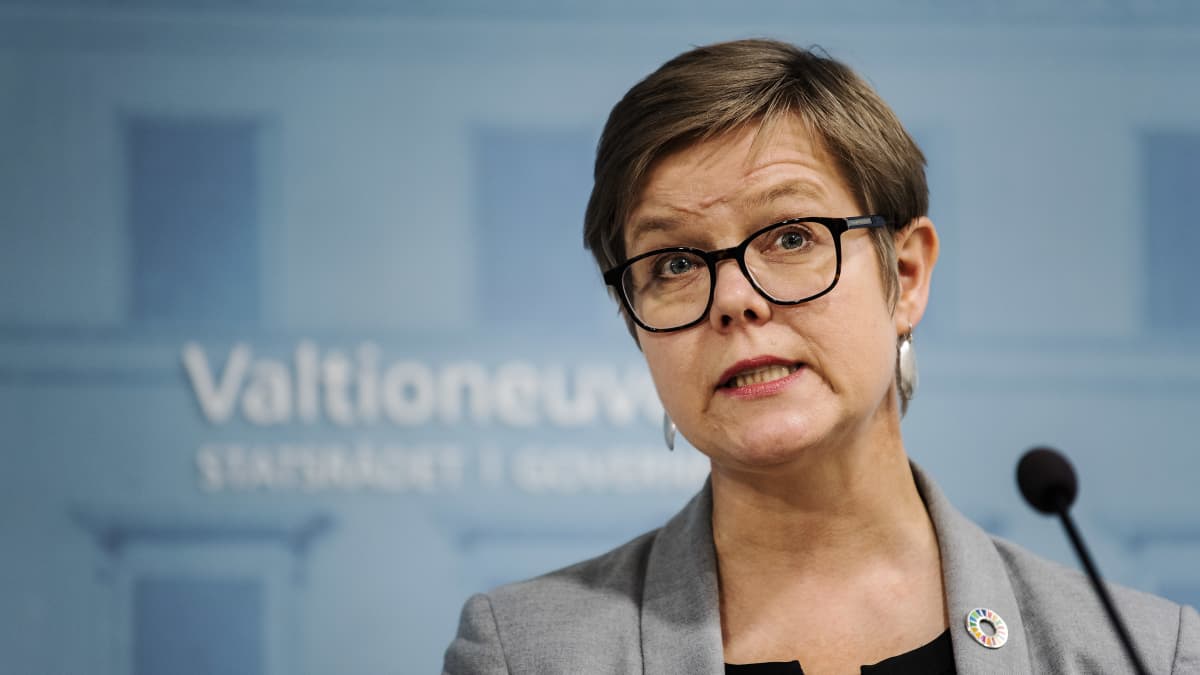 Krista Mikkonen puhui tiedotustilaisuudessa Valtioneuvoston Linnassa 19. marraskuuta.